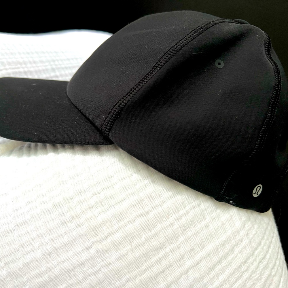 Black Lululemon cap